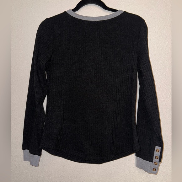 Black top with functional buttons, pop of leopard, size small - Picture 2 of 2